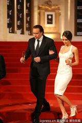 组图：杰西卡-阿尔芭着镂空裙挽尼古拉斯