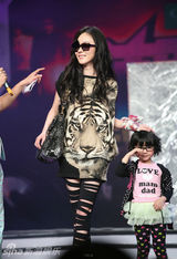 幻灯图：霍思燕亮相快乐大本营 自创品牌变辣妈