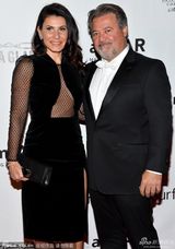 组图：阿德里安亮相晚宴 斯万克蕾丝礼服惊艳