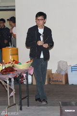 组图：谭咏麟杜莉萨钟镇涛为已故音乐人Joey V开唱