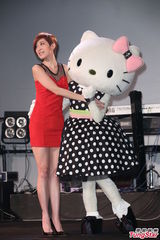 组图：陈珊妮见Kitty忘情卖萌