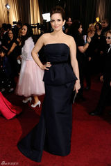 高清组图：奥斯卡红毯蒂娜-菲身着礼服婉约动人