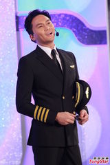 高清图：《冲上云霄2》庆功 张智霖跪吻陈法拉