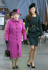 高清图：英国王妃凯特和伊丽莎白女王现身大学