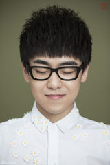 组图：刘心最新宣传照曝光 雏菊点缀显文艺范儿