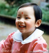 组图：周笔畅穿裙子童年萌照 小丸子头大眼精灵