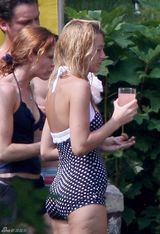 组图：雷诺兹聚会裸上身热吻布莱克-莱弗利