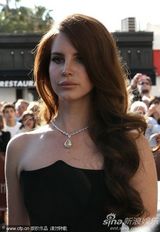 组图：歌手拉娜德雷黑裙亮相 波浪卷发青春性感