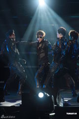 组图：金贤重香港会粉丝劲歌热舞造型炫酷