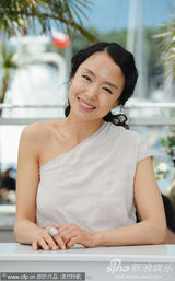 幻灯：《下女》记者会 全度妍单肩白裙优雅