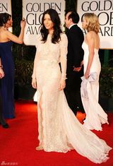 组图：第69届金球奖红毯杰西卡-贝尔高开衩蕾丝裙