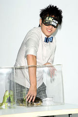 幻灯：黄靖伦专辑首周夺冠 罗志祥拿恐怖箱站台