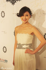 组图：甘薇捧场好友服装秀憧憬梦幻婚礼