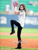 组图：少女时代泰妍徐贤亮相棒球场 开球秀身姿