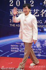 组图：成龙亮相华鼎盛典红毯笑容满面