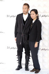 组图：马艳丽爱戴捧场时装秀 偶遇球星中田英寿