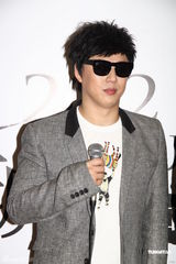 组图：黄小琥萧煌奇香港开唱 叶德娴等众星捧场