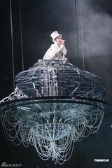 组图：杨千嬅巡回演唱会完结 压轴演出造型百变