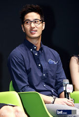 组图：朴寒星金基石等出席新片《两个月亮》发布会