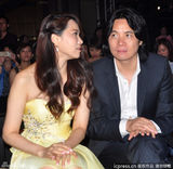 组图：伊能静翘腿露底全不知 热贴胡雪桦放电