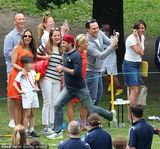 组图：小贝参加运动会当全能奶爸 辣妹秀长腿