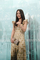 组图：张静初长发飘逸配名贵珠宝 再现复古风潮