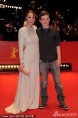 组图：《仁慈》首映 制片人秀性感风头盖过女主角