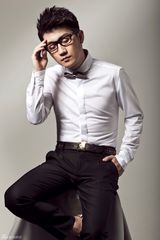 组图：金志文新专辑写真简约时尚 变身精致潮男