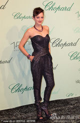 幻灯：影后玛丽昂戛纳秀金属感连身裤 帅酷显身材