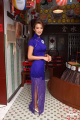 组图：谢婷婷穿旗袍前凸后翘 曝谢贤煨蟑螂充饥