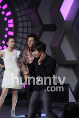 组图：金贤重录制《大本营》 搞怪卖萌惹粉丝尖叫