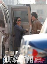 组图：何洁释小龙甜蜜回京 购家具同行照曝光