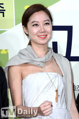 组图：《高龄化家族》试映 孔孝真抹胸短裙清凉