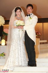 组图：钱嘉乐汤盈盈大婚 新娘巨乳大肚与新郎热吻