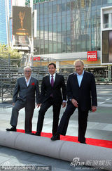 组图：艾美一切就绪 主持人吉米-法隆亮相揭红毯