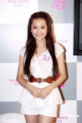 幻灯图：杨爱瑾分享护肤心得 眼部保养品超一万元