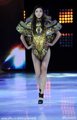 组图：周韦彤身披黄金甲性感露丰臀