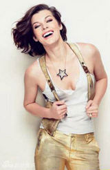 组图：米拉-乔沃维奇登杂志封面笑容迷人