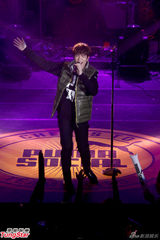 组图：萧敬腾穿休闲装为运动品牌开唱