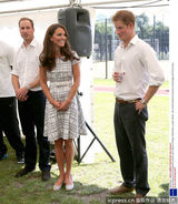 组图：哈利王子逗嫂子凯特王妃莞尔一笑