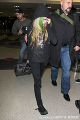 组图：艾薇儿“彩发”粉色变绿色 延续摇滚风格