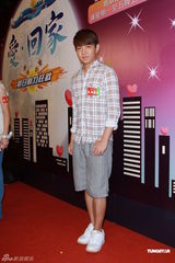 组图：新剧《爱.回家》宣传 众星现场互喂雪糕