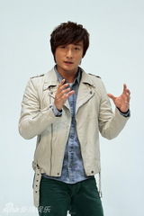 组图：《致命闪玩》主演方力申张馨予拍摄海报