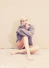 组图：昔日童星麦莉突破尺度 性感深V胸门大开