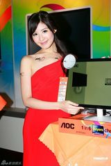 组图：周杰伦绯闻女友陈以庭红裙代言 妩媚俏皮