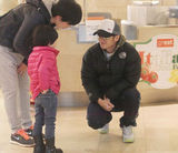 组图：谢霆锋逛超市买厨具全程听女佣指点