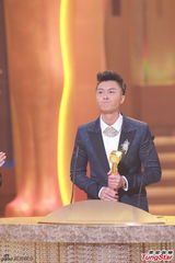 组图：TVB台庆王浩信获飞跃进步男艺人奖