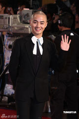 高清：余少群光头造型亮相金马红毯抢镜