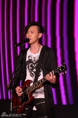 组图：黄义达时装盛典获奖 现场献唱《微光》