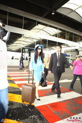 组图：范冰冰抵法国机场 蓝色套装造型突出